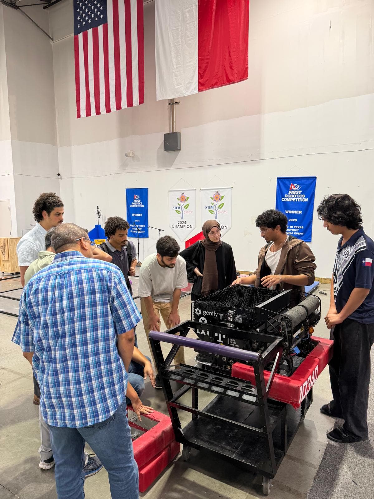 ITKAN coaches and Texas Instruments engineers in discussion at the Innovation Hub